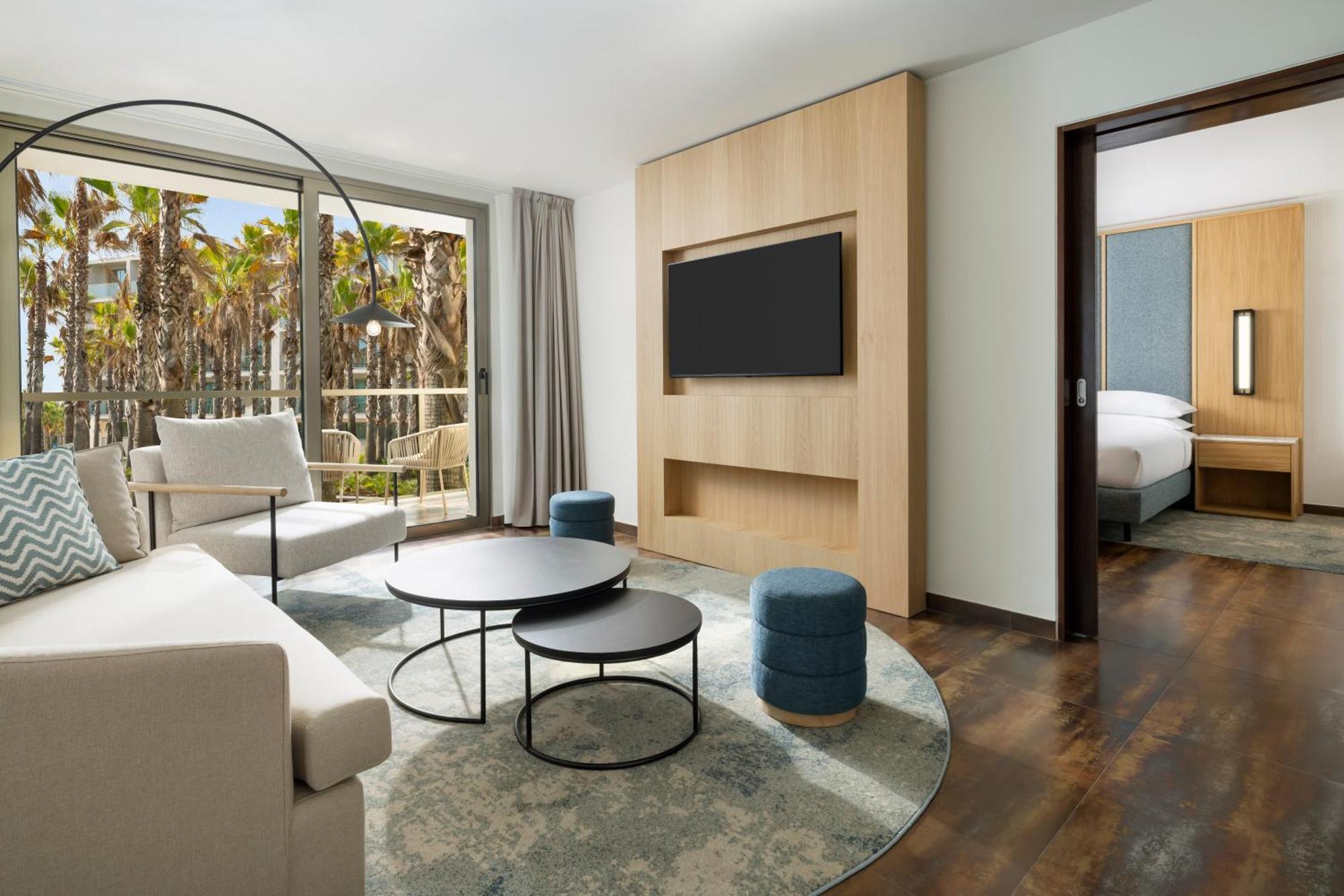 One-Bedroom King Suite Sofa Bed Balcony Resort View Club Lounge Access,1687480127:JPEG