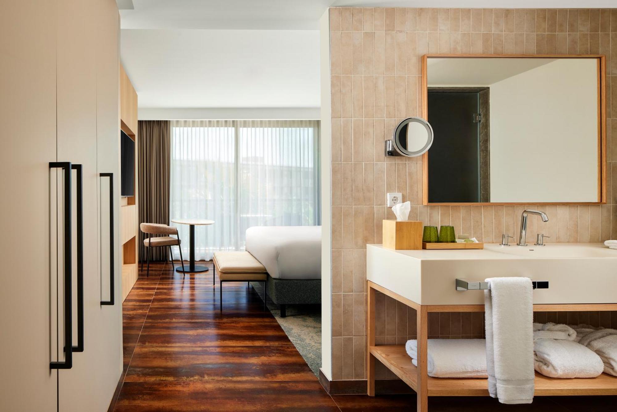 One-Bedroom King Suite Sofa Bed Balcony Resort View Club Lounge Access,1687480135:JPEG