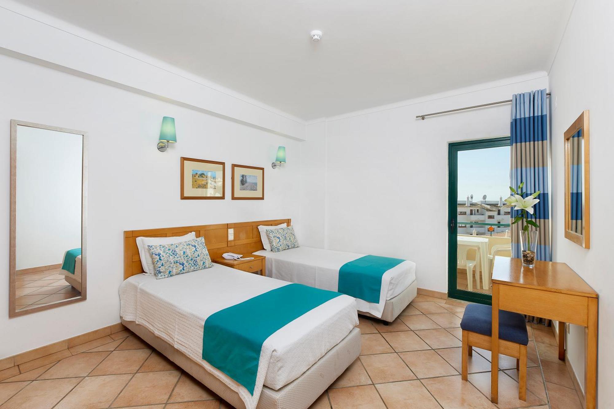 Classic One-Bedroom Apartment Pool Side,1433297746:JPEG